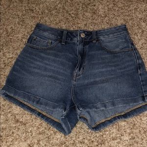 Medium wash denim mom short